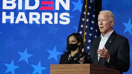 Le candidat démocrate Joe Biden donne une conférence de presse à Wilmington, dans le Delaware, avec sa colistière Kamala Harris, jeudi 5 novembre 2020.&nbsp; (DREW ANGERER / GETTY IMAGES NORTH AMERICA / AFP)