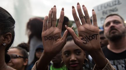 Une manifestante a inscrit "ne tirez pas" dans les paumes de sa main au lendemain de la mort de Keith Lamont Scott, le 21 septembre 2016 à charlotte (Caroline-du-Nord). &nbsp; (NICHOLAS KAMM / AFP)