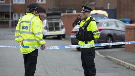 Des policiers britanniques devant une rue de Manchester, le 28 mai 2017. (JOHN SUPER / AFP)