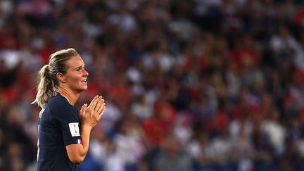 Amandine Henry&nbsp;se tient les mains lors du match de la France face aux Etats-Unis, le 28 juin 2019, au Parc des Princes, à Paris. (FRANCK FIFE / AFP)