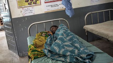 Une jeune mère et son nouveau-né à la maternité de Murrupelane (Mozambique). (Gianluigi GUERCIA / AFP)