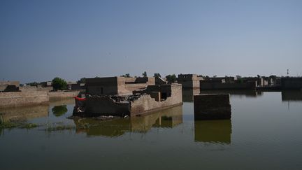 Des maisons inondées après de fortes pluies de mousson dans la ville de Mehar, dans la province du Sindh, le 9 septembre 2022.&nbsp; (AAMIR QURESHI / AFP)