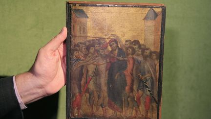 Un expert montre le tableau du peintre Cimabue adjujé à plus de 24 millions d'euros le 27 octobre 2019 lors d'une vente aux enchères&nbsp; (MICHEL EULER/AP/SIPA / SIPA)