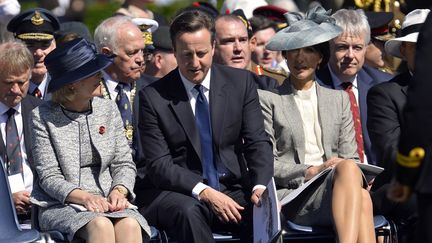 Le Premier ministre britannique David Cameron et son &eacute;pouse Samantha (&agrave; droite), lors de la comm&eacute;moration au cimeti&egrave;re anglais de Bayeux (Calvados), le 6 juin 2014. ( AFP )