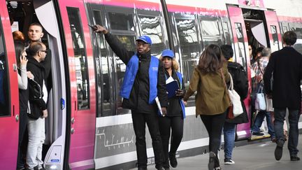 Un RER à la gare Saint-Lazare, à Paris, le 24 avril 2018. (BERTRAND GUAY / AFP)