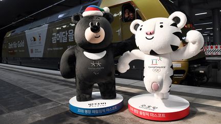 Les mascottes des JO d'hiver de Pyeongchang (Corée du Sud), à Berlin, la capitale allemande, le 29 janvier 2018. (MAURIZIO GAMBARINI / DPA / AFP)