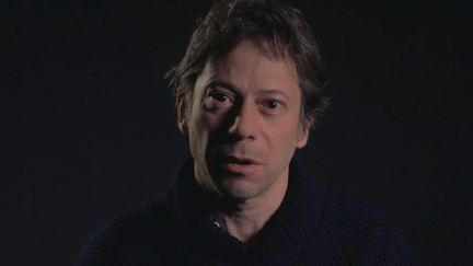 L'acteur Mathieu Amalric lit le t&eacute;moignage d'un homosexuel victime d'actes homophobes, dans le documentaire Homos, la haine, diffus&eacute; le 9 d&eacute;cembre 2014 sur France 2. (HOMOS, LA HAINE / FRANCE 2)