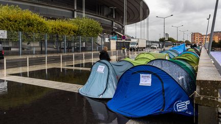 Des tentes dressées devant le Stade de France, à Saint-Denis, le 27 septembre 2024, avant des concerts de Mylène Farmer. (THOMAS HUBERT / SIPA)