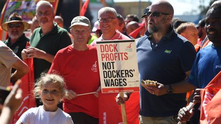 Des ouvriers du port de Felixstowe manifestent, mercredi 24 août 2022. (ANDY RAIN / EPA)