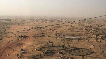 Vue aérienne, le 18 février 2021, de la ville de Djibo, au Burkina Faso, également en proie à des attaques jihadistes régulières.&nbsp; (SAM MEDNICK / AP)