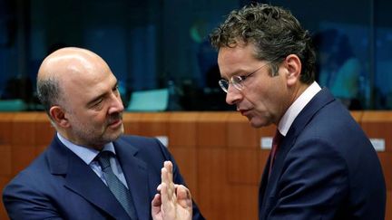 &nbsp; (Bruno Moscovici, le commissaire européen aux Affaires économiques et Jeroen Dijsselbloem, président de l'Europgroup © REUTERS/François Lenoir)