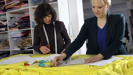 Anke Domaske (&agrave; droite) travaille sur un mod&egrave;le de robe en "Qmilch", le 8 novembre 2011 &agrave; Hanovre (Allemagne). (MICHAEL SOHN / AP / SIPA)