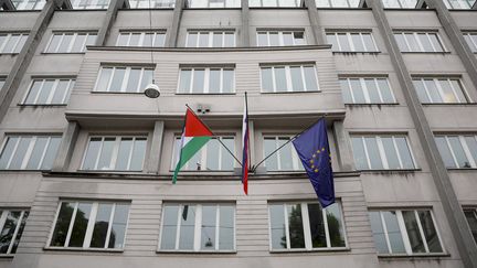 A Palestinian flag alongside Slovenian and European flags on a government building in Ljubljana (Slovenia), May 30, 2024. (AP / SIPA)