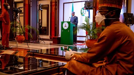 Le président nigérian Muhammadu Buhari s'est adressé à la nation le 29 mars 2020. Le chef de l’Etat a instauré le confinement total d’Abuja, la capitale, et de Lagos, la plus grande ville du pays. "Tous les habitants de ces Etats doivent rester à la maison. Les voyages dans d'autres Etats doivent être annulés. Tous les magasins dans ces deux villes doivent être fermés. (…) Nous savons que ces mesures vont causer beaucoup de difficultés (…), mais c'est une question de vie ou de mort."&nbsp; &nbsp; (REUTERS)