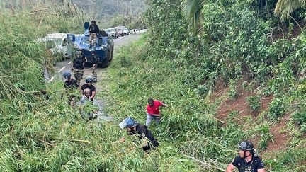 Des membres de la sécurité civile en train de porter secours à la population à Mayotte, le 16 décembre 2024. (SECURITE CIVILE / AFP)