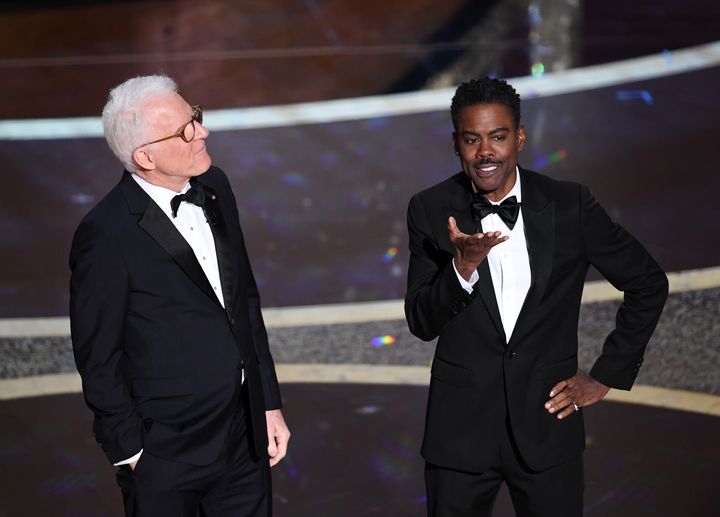 Steve Martin (à gauche) et Chris Rock (à droite), pendant leur discours pour la 92e cérémonie des Oscars, le 9 février 2020 à Hollywood (Californie, Etats-Unis). (KEVIN WINTER / GETTY IMAGES NORTH AMERICA)