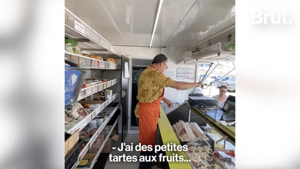 L’Epi’bus propose à ses clients en situation de précarité des produits à 0,60€ le kilo. Thomas Coutarel, le responsable, et Thierry, chargé de la distribution, nous présentent cette épicerie ambulante et solidaire, qui rend visite aux villages du Lot-et-Garonne.