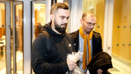 L'une des figures des "gilets jaunes", Eric Drouet, quitte le tribunal de Paris, le 23 décembre 2018. (FRANCOIS GUILLOT / AFP)