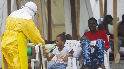 &nbsp; (Un membre du personnel médical soigne un jeune patient Ebola au centre de traitement MSF à Monrovia, Liberia  © MaxPPP)