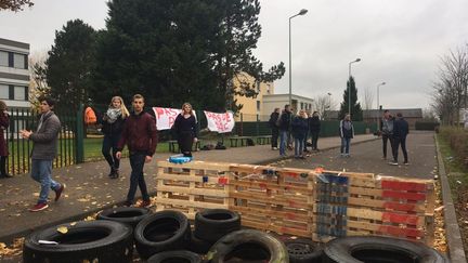 Une trentaine d'élèves ont installé un piquet de grève devant le lycée Delamare-Deboutteville de Forges-les-Eaux, en Seine-Maritime. (RADIO FRANCE / CHRISTINE WURTZ)