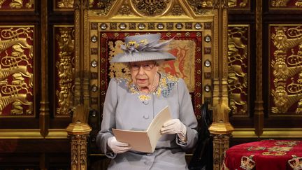 La reine Elizabeth II de Grande-Bretagne lit le discours de la reine sur le trône, lors de l'ouverture officielle du Parlement aux Chambres du Parlement à Londres, le 11 mai 2021. (CHRIS JACKSON / POOL / AFP)