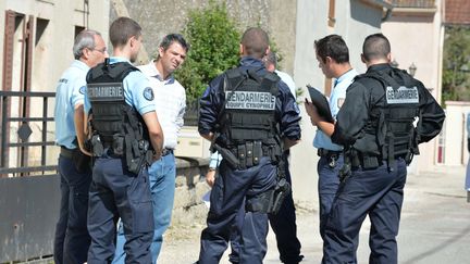 Les gendarmes enqu&ecirc;tent devant le domicile du p&egrave;re de Ludivine, &agrave; Tr&eacute;clun (C&ocirc;te-d'Or), le 23 septembre 2013. ( MAXPPP)