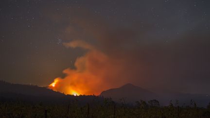 Photo prise de nuit des incendies près de Santa Rosa en Californie (Etats-Unis), samedi 14 octobre.&nbsp; (DAVID MCNEW / GETTY IMAGES NORTH AMERICA / AFP)