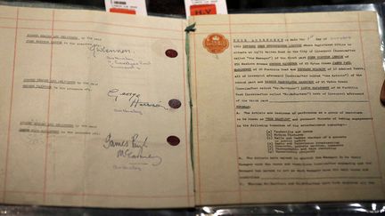 Un employé de Sotheby's présente le contrat historique des Beatles, à Londres, le 24 septembre 2015
 (Frank Augstein /AP / Sipa)