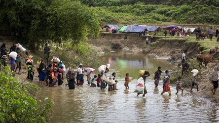 Des Rohingyas traversent la frontière entre la Birmanie et le Bangladesh, près de Chittagong, le 28 août 2017. (ZAKIR HOSSAIN CHOWDHURY / ANADOLU AGENCY / AFP)