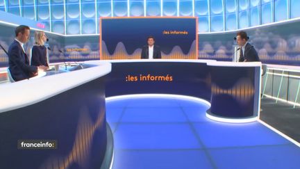 Les informés du 6 mai 2022 avec, autour de&nbsp;Renaud Dély et Lorrain Sénéchal, Guillaume Daret, journaliste au service politique de France Télévisions, et Fanny Guinochet, chroniqueuse économique de franceinfo. (CAPTURE ECRAN / FRANCEINFO)