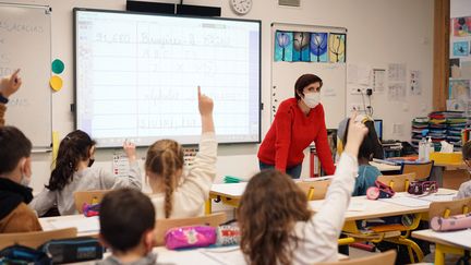 Une enseignante et sa classe de CE2 le 19 janvier 2021 à&nbsp;Bruyères-le-Châtel (Essonne). (MYRIAM TIRLER / HANS LUCAS / AFP)