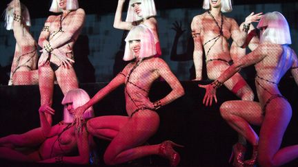 Des danseuses du Crazy Horse, le 29 f&eacute;vrier 2012, &agrave; Paris. (JOHANNA LEGUERRE / AFP)