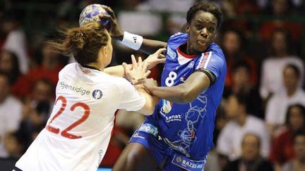 La handballeuse tricolore Pauline Mendy face à la défense norvégienne