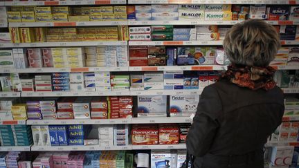 Les rayons d'une pharmacie de Caen (Calvados), le 16 novembre 2012. (CHARLY TRIBALLEAU / AFP)