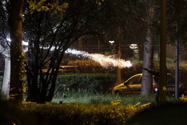 Un individu tire un feu d'artifice dans le secteur dit de "la Banane", à Villeneuve-la-Garenne (Hauts-de-Seine), le 21 avril 2020. (GEOFFROY VAN DER HASSELT / AFP)