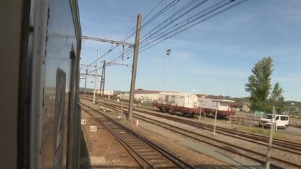 Un train mythique a retrouvé sa ligne, entre Brive-la-Gaillarde, en Corrèze, et Limoges, en Haute-Vienne. Le Capitole rappelle des souvenirs aux voyageurs. (FRANCE 3)