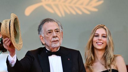 Qui est la ravissante jeune femme qu'avait Francis Ford Coppola à son bras lors de la montée des marches, jeudi 16 mai, à Cannes ? Sa petite-fille, Romy Croquet Mars, 17 ans, l'aînée des deux filles que Sofia Coppola a eues avec Thomas Mars du groupe de rock français Phoenix. (CHRISTOPHE SIMON / AFP)