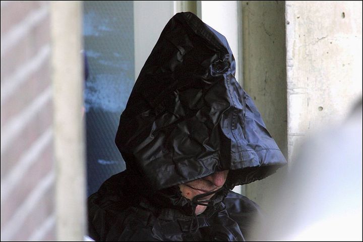 Le pédophile et tueur en série Michel Fourniret, lors de son extradition de la Belgique vers la France, le 9 janvier 2006, il y a presque 15 ans.&nbsp; (POOL CRUSIAUX / DEMANGE / MARCHI / GAMMA-RAPHO VIA GETTY IMAGES)