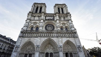 Cette photo présente la façade de la cathédrale Notre-Dame de Paris, le 29 novembre 2024, à l'approche de la visite du président français. La réouverture de Notre-Dame est prévue pour début décembre 2024, avec des cérémonies organisées le week-end des 7 et 8 décembre 2024, cinq ans après l'incendie de 2019 qui a dévasté ce site emblématique du patrimoine mondial et fait s'effondrer sa flèche. (STEPHANE DE SAKUTIN / POOL / AFP)