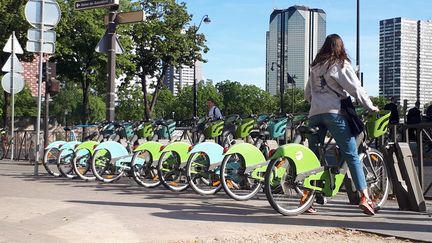 Une station de Vélib' à Paris. (STÉPHANIE BERLU / FRANCE INFO)