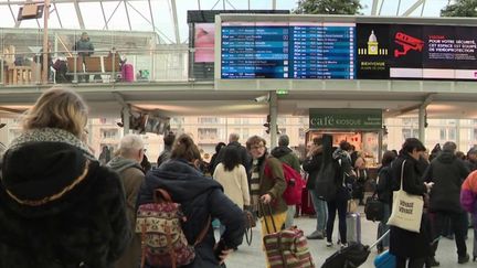 À partir du mardi 10 janvier, des billets de TGV et d'Intercités seront plus chers de 5 %. La SNCF justifie cette décision par l'explosion de ses dépenses en électricité. (FRANCEINFO)