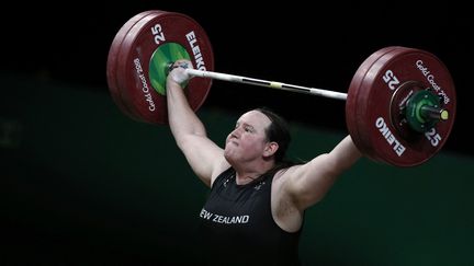 L'haltérophile néo-zélandaise Laurel Hubbard est la première athlète transgenre de l'histoire à participer aux prochains Jeux olympiques de Tokyo, après la confirmation de sa fédération, lundi 21 juin 2021. (ADRIAN DENNIS / AFP)