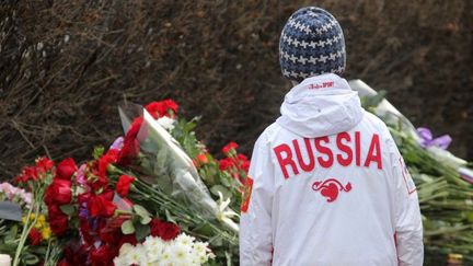 Des fleurs et des bougies devant l'ambassade de France à Moscou le 14 novembre 2015, au lendemain des attentats à Paris. (Vitalyi Belousov / Ria Novosti)