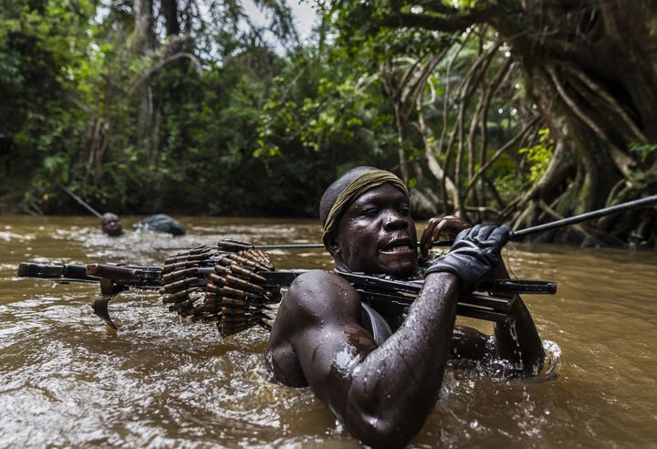 Un soldat de l’armée ougandaise en pleine traque des combattants de l’Armée de résistance du Seigneur. M’Boki, République centrafricaine, novembre 2014  
 (Brent Stirton / Getty Images / Reportage pour National Geographic)