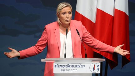 La présidente du Rassemblement national, Marine Le Pen, lors de son discours de rentrée à Fréjus (Var), le 6 septembre 2020.&nbsp; (VALERY HACHE / AFP)