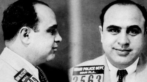 Alphonse Gabriel dit "Al" Capone, chef de gang de Chicago, en 1930, apr&egrave;s une de ses interpellations. (ANTIQUE RESEARCH CENTRE / TIPS)