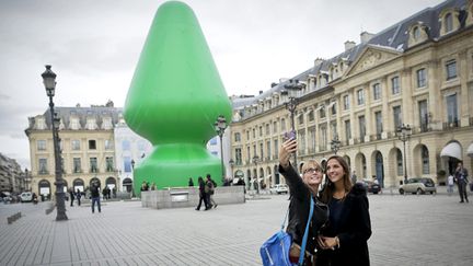 &nbsp; (L'oeuvre de Paul McCarthy ne sera restée que trois jours place Vendôme © Maxppp)