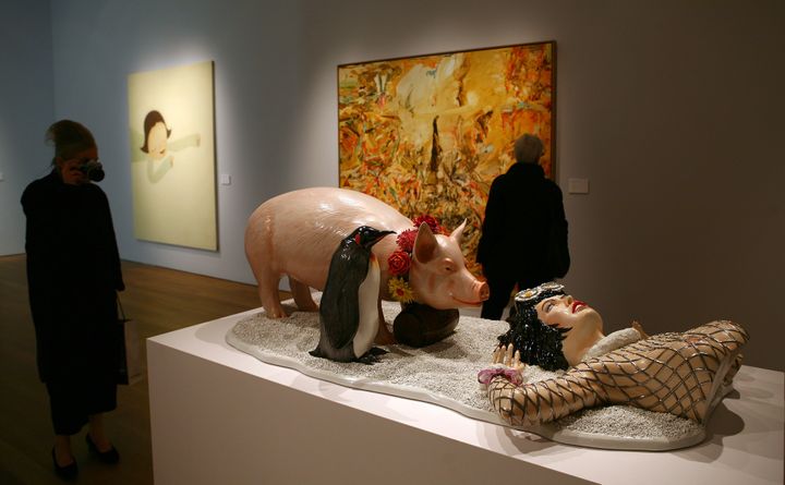 L'oeuvre de Jeff Koons accusée de plagiat par le créateur des publicités Naf-Naf, exposée chez Christie's en 2007.
 (EMMANUEL DUNAND / AFP)