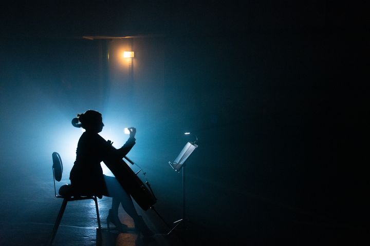 Une musicienne dans une semi-obscurité pour l'opéra "Fosse" cosigné par Christian Boltanski, lors de sa présentation dans le parking du Centre Pompidou le 12 janvier 2020 à Paris, dans le cadre de l'exposition "Faire son temps". (SANDRINE MARTY / HANS LUCAS / AFP)