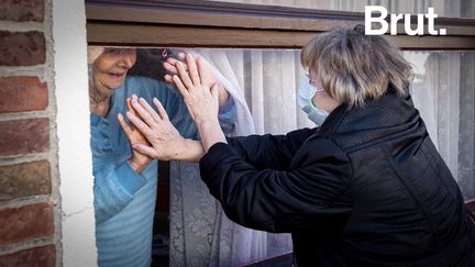 C'est l'une des photos les plus fortes de ce confinement : une mère et sa fille qui ne peuvent communiquer qu'à travers une fenêtre. Le photojournaliste Pascal Bonnière raconte.